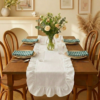Caminho de mesa branco premium com acabamento em babado e guardanapos xadrez coordenados para mesa posta sofisticada.