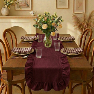 Detalhe do caminho de mesa Provençal com babados decorativos e guardanapos coordenados para mesa posta.