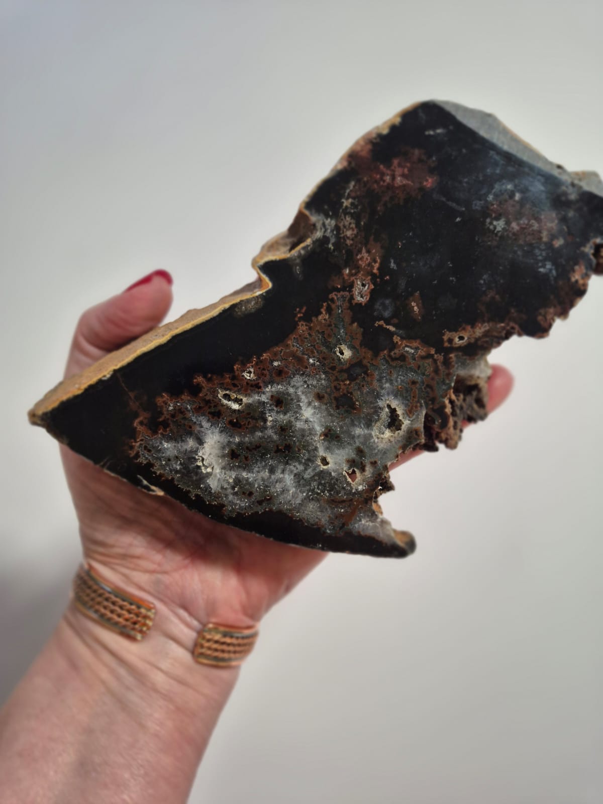 Fatia de Ágata Natural Bruta com Suporte para Incenso – Porta Incenso de Pedra Natural Lapidada e Rústica – Peça Decorativa de 706g - Doca Express