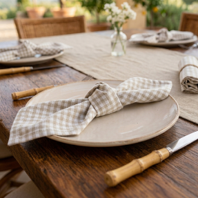 Kit Mesa Posta Provençal Premium com caminho de mesa em Oxfordine e 4 guardanapos coordenados na mesa posta elegante.