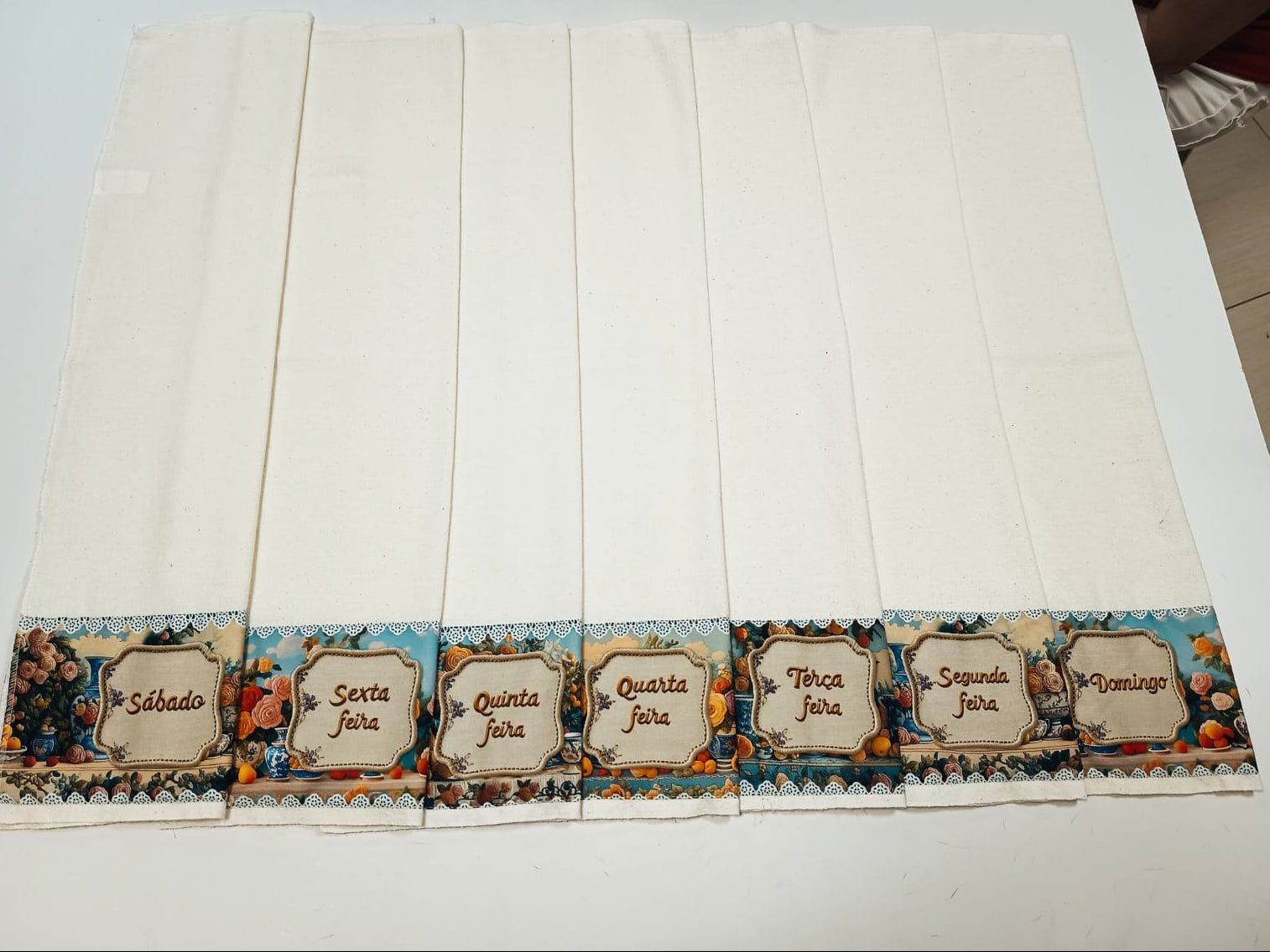 Kit Panos de Prato 7 Dias da Semana – Organização - 100 % Algodão - Barrado Estampa Digital Vintage - Charme e Praticidade na Sua Cozinha Gourmet - Doca Express