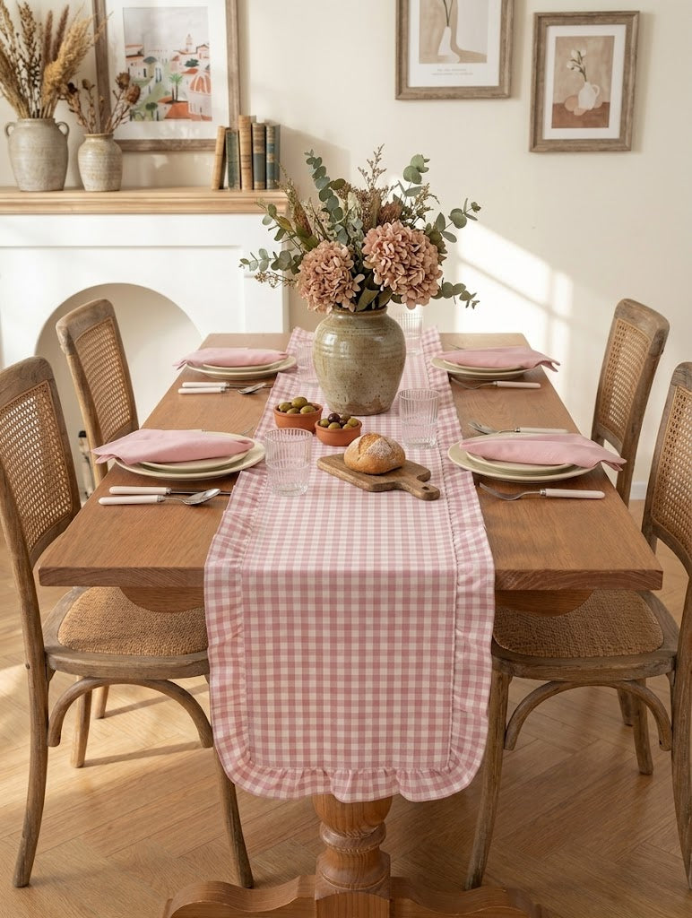 Mesa Posta Romântica com Caminho de Mesa Rosa e Babados