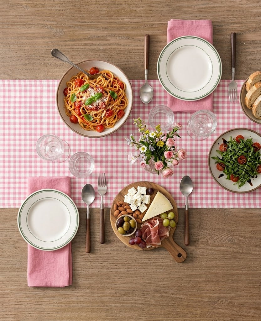 Mesa Posta Romântica com Caminho de Mesa Rosa e Babados