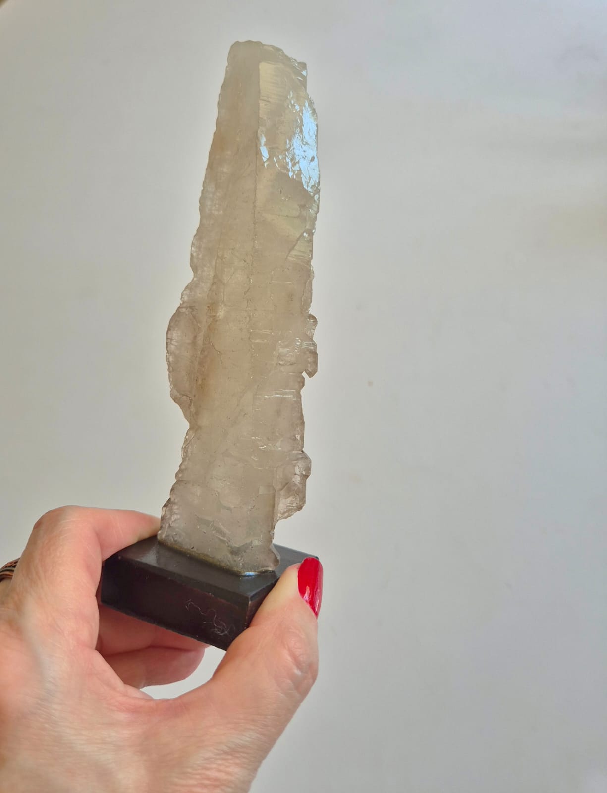 Ponta de Calcita Ótica Transparente Natural 17 cm com Base de Madeira – Cristal de Energia, Decoração Zen, Mineral Colecionável -Doca Express