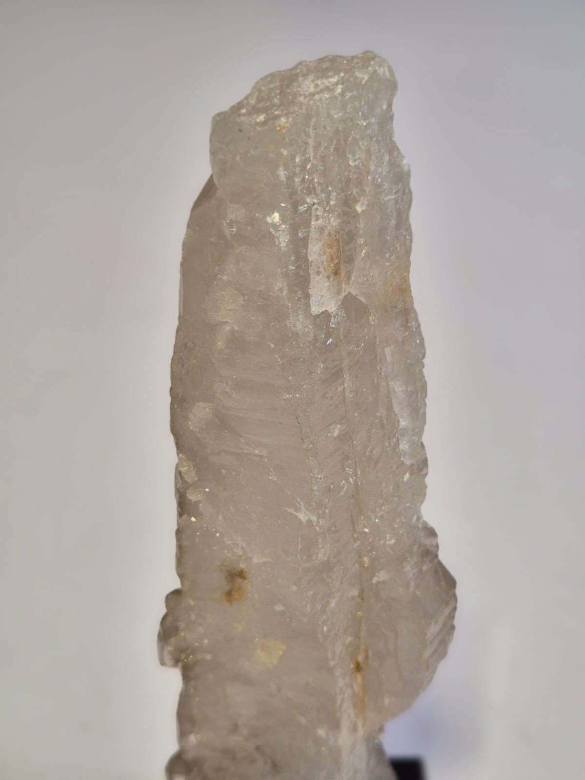 Ponta de Calcita Ótica Transparente Natural 17 cm com Base de Madeira – Cristal de Energia, Decoração Zen, Mineral Colecionável -Doca Express