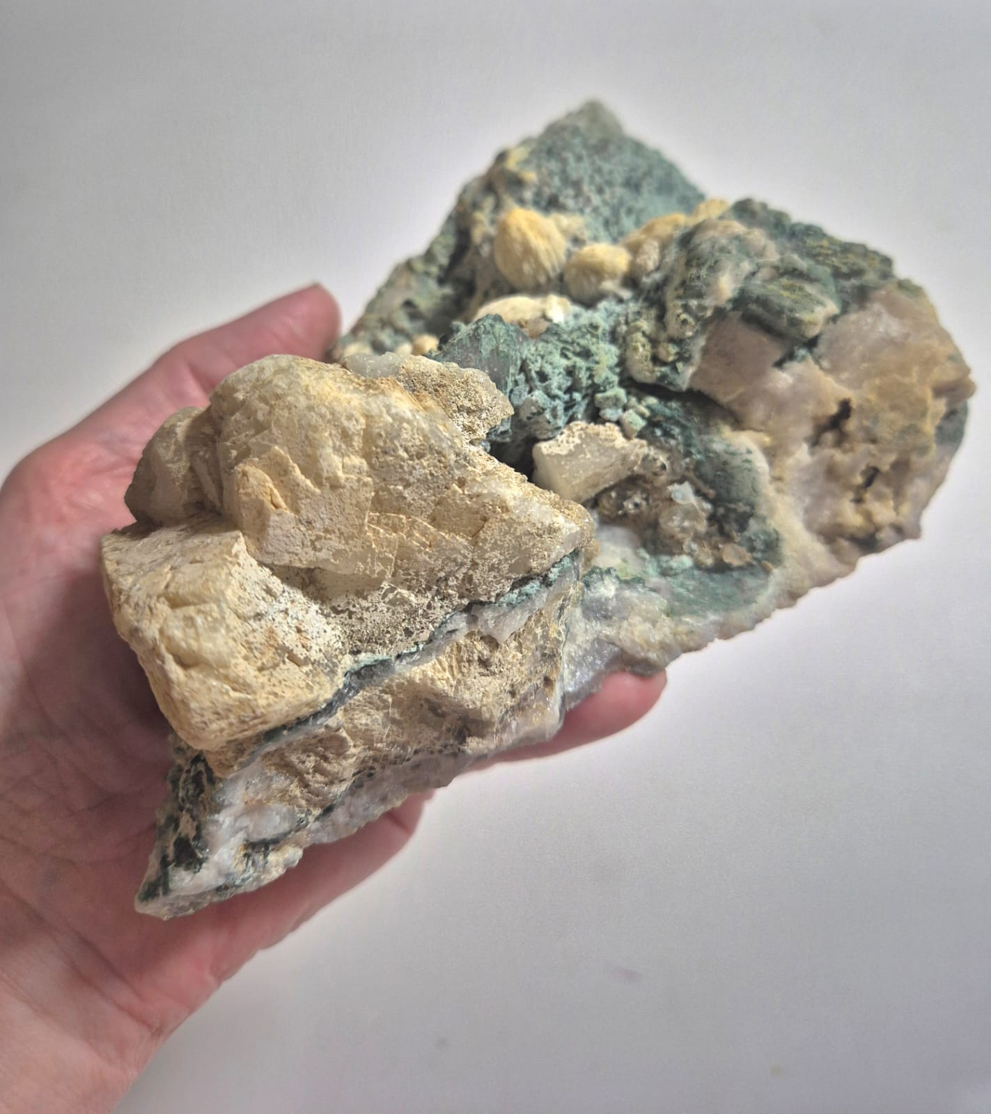 Rosetas de Barita Natural em Matriz Verde – Peça Mineral de 816 g | Barita Rósea com Crisocola/Malaquita | Decoração para Sala, Escritório e Espaços Zen | Energia de Aterramento e Clareza – Doca Express