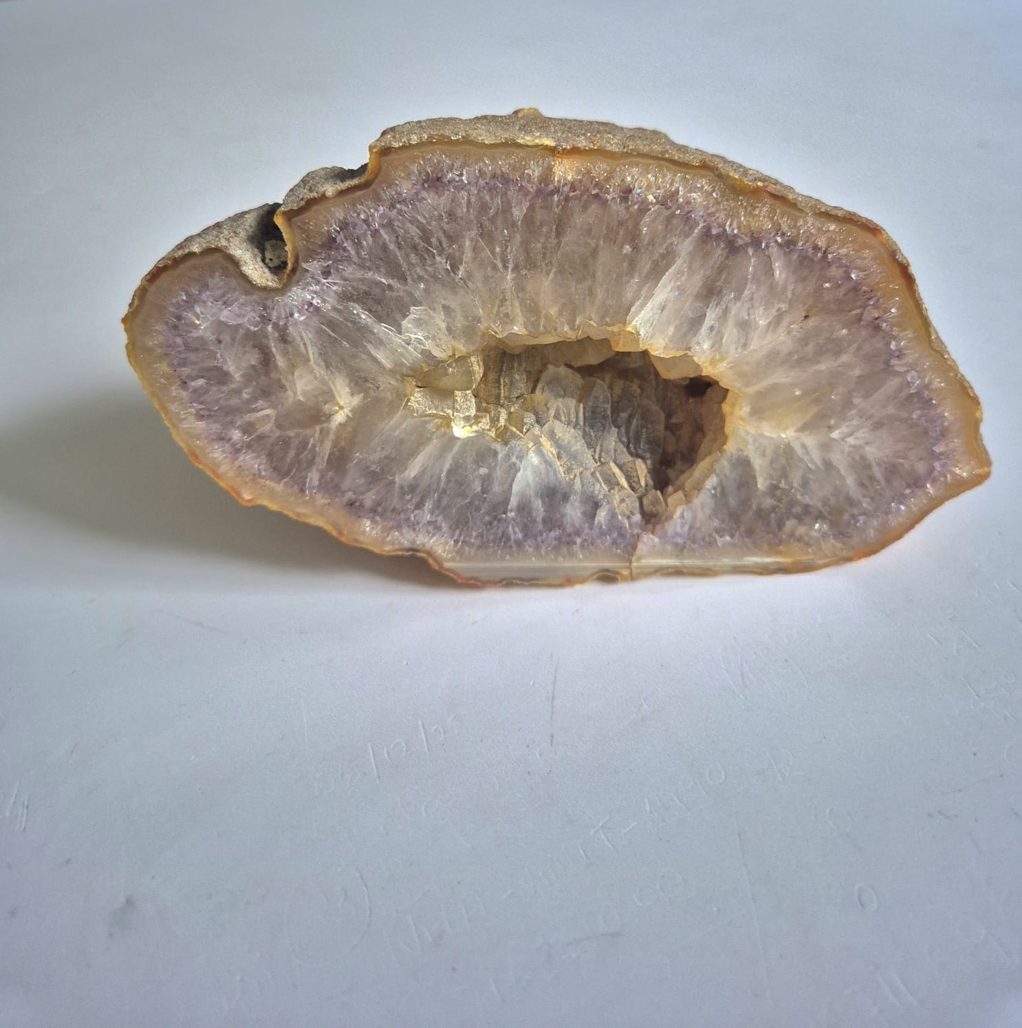 Geodo de Ágata Roxa Natural – Peça Única de 884 g | Cristal com Núcleo Geodado para Decoração, Energia e Harmonização | Ideal para Sala, Escritório e Espaços Zen - Doca Express