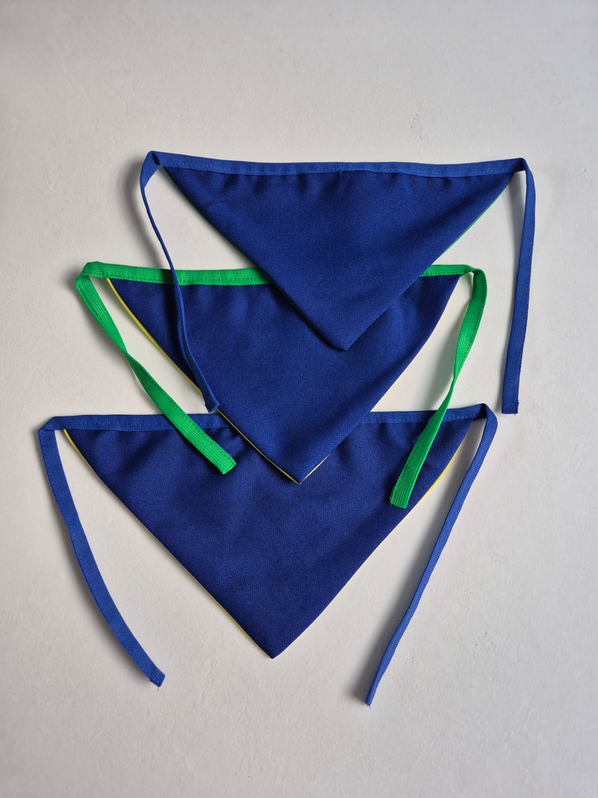 Bandana Pet Brasil Amarela com Detalhe Azul Bordada Modelo Azul Esportivo – Tamanhos P, M e G | Doca Express