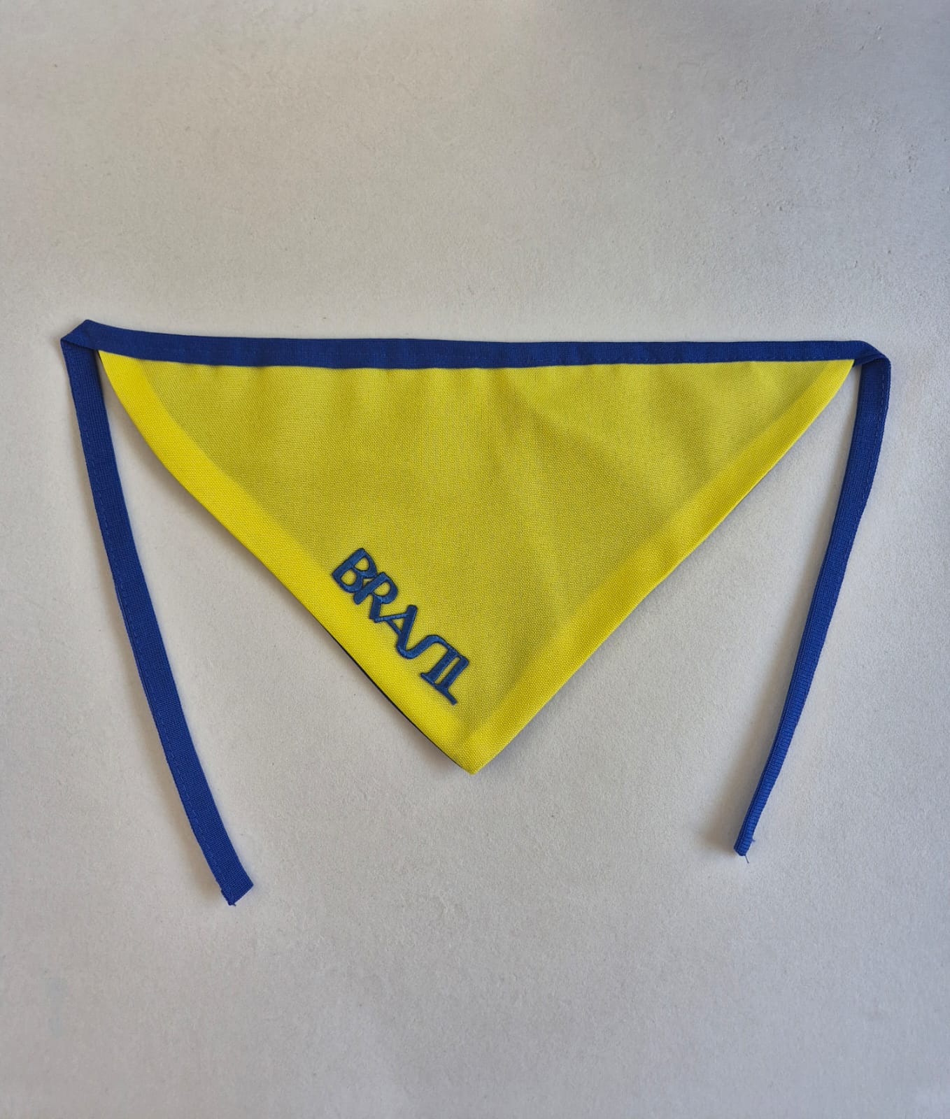 Bandana Pet Brasil Amarela com Detalhe Azul Bordada Modelo Azul Esportivo – Tamanhos P, M e G | Doca Express