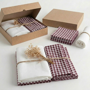 Caminho de mesa Provençal Premium com acabamento em babados delicados e tecido Oxfordine de excelente caimento.