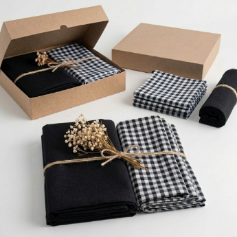 Caminho de mesa Provençal Premium com acabamento em babados delicados e tecido Oxfordine de excelente caimento.