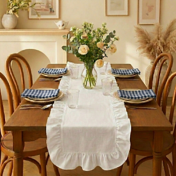 Caminho de mesa branco premium com acabamento em babado e guardanapos xadrez coordenados para mesa posta sofisticada.
