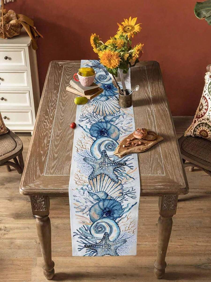 Caminho de mesa decorativo com estrelas-do-mar, conchas e elementos marinhos em impressão digital.