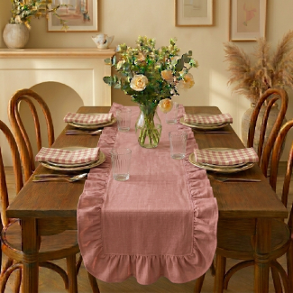 Detalhe do caminho de mesa Provençal com babados decorativos e guardanapos coordenados para mesa posta.