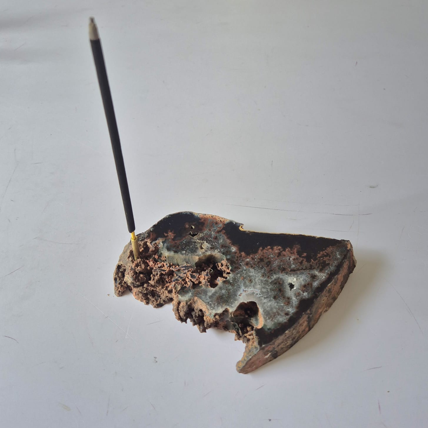 Fatia de Ágata Natural Bruta com Suporte para Incenso – Porta Incenso de Pedra Natural Lapidada e Rústica – Peça Decorativa de 706g - Doca Express