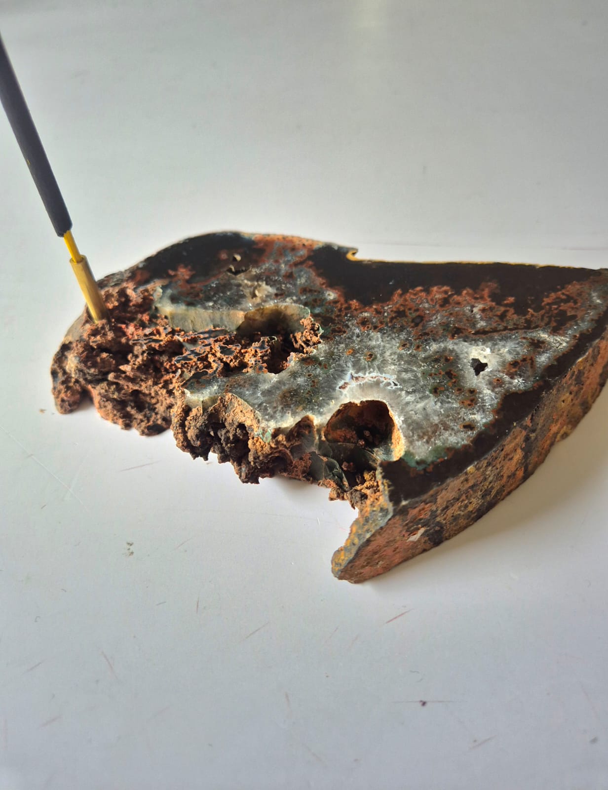 Fatia de Ágata Natural Bruta com Suporte para Incenso – Porta Incenso de Pedra Natural Lapidada e Rústica – Peça Decorativa de 706g - Doca Express