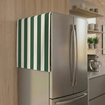 Geladeira decorada com capa listrada Mediterrâneo Premium Doca Express.