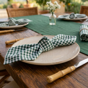 Kit Mesa Posta Provençal Premium com caminho de mesa em Oxfordine e 4 guardanapos coordenados na mesa posta elegante.