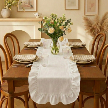 Kit mesa posta branco com 4 guardanapos xadrez, caminho de mesa provençal com babado elegante para decoração de mesa de jantar.