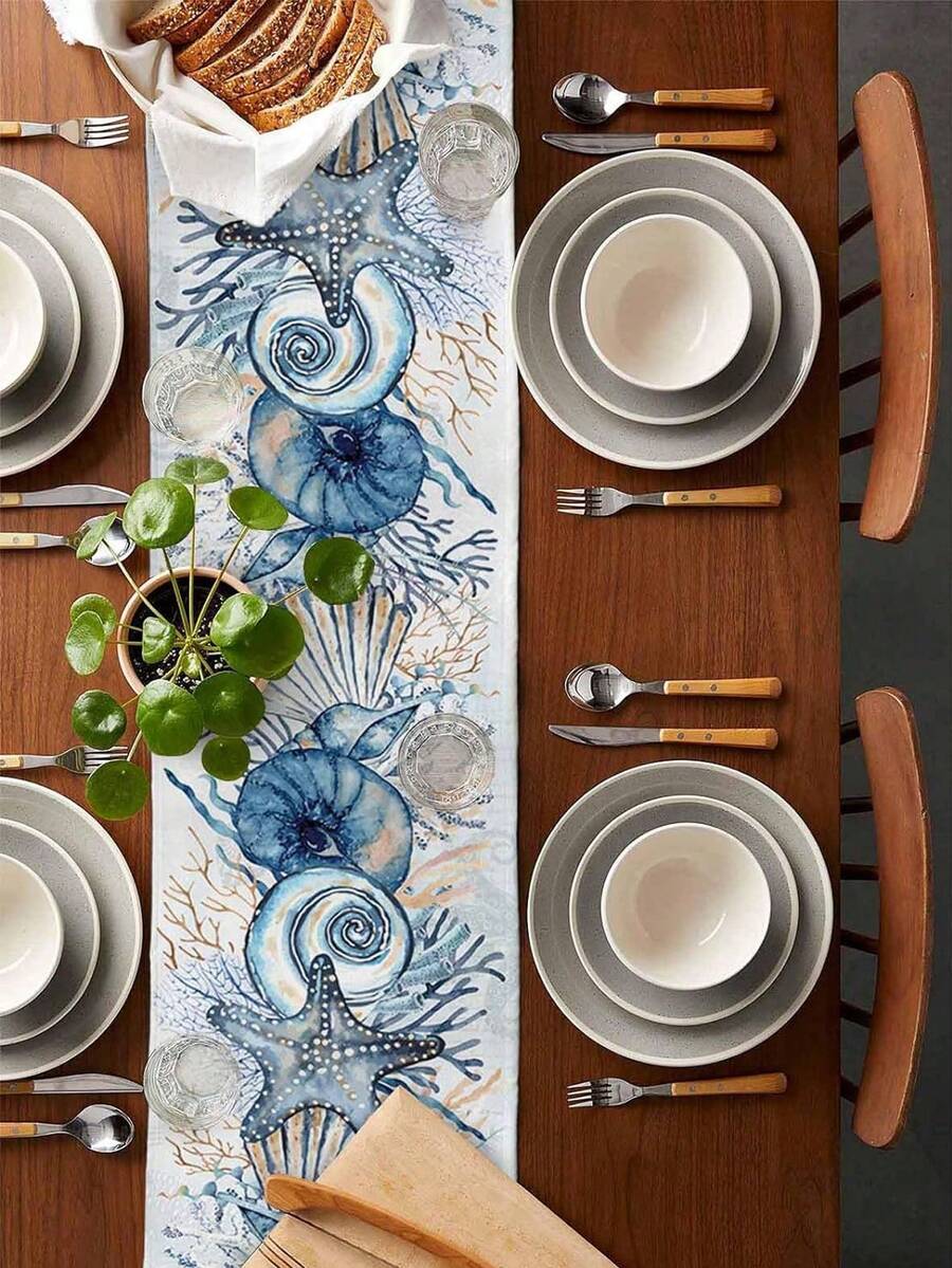Mesa posta sofisticada com corredor de mesa estampado inspirado no fundo do mar.