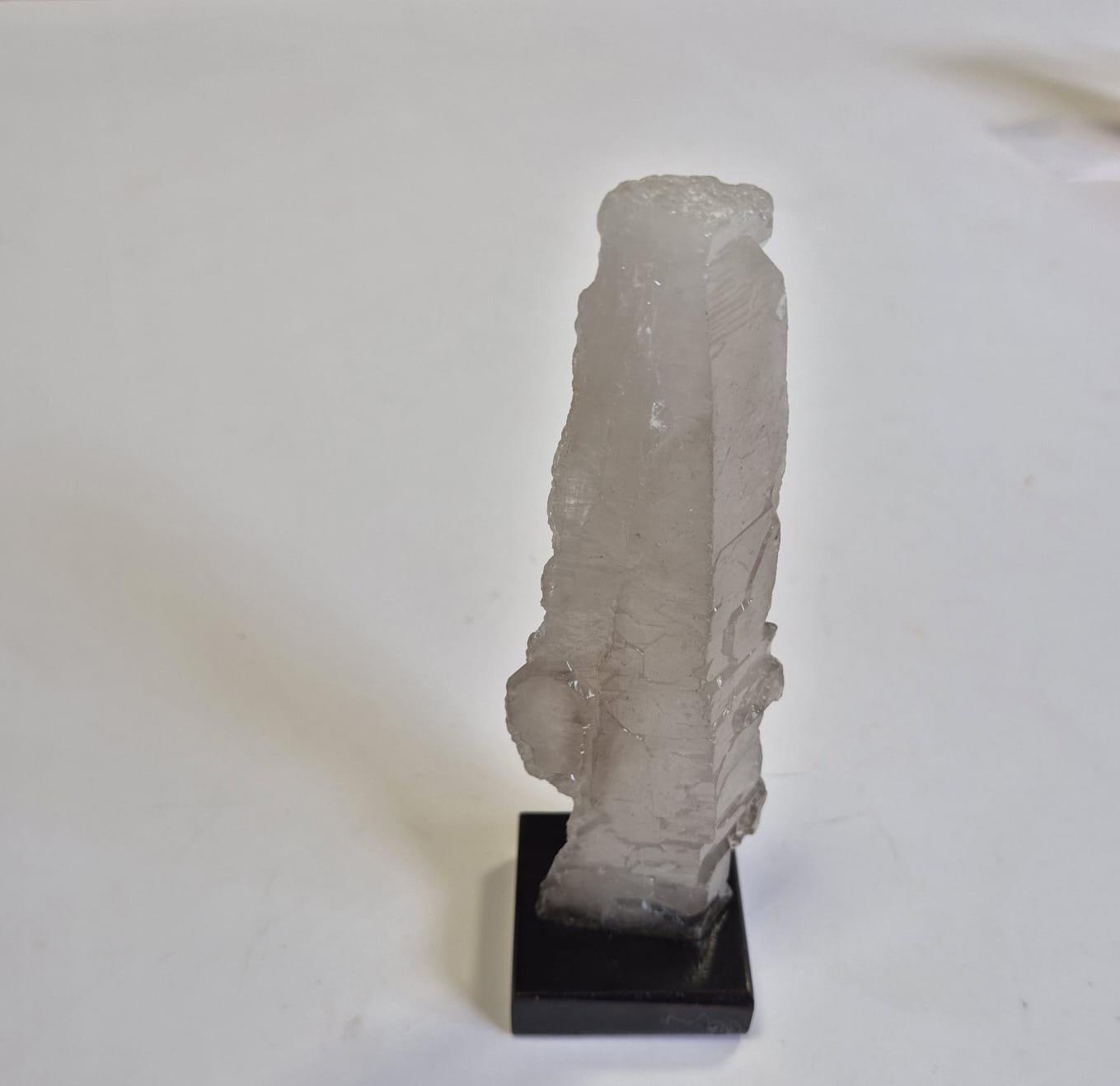 Ponta de Calcita Ótica Transparente Natural 17 cm com Base de Madeira – Cristal de Energia, Decoração Zen, Mineral Colecionável -Doca Express