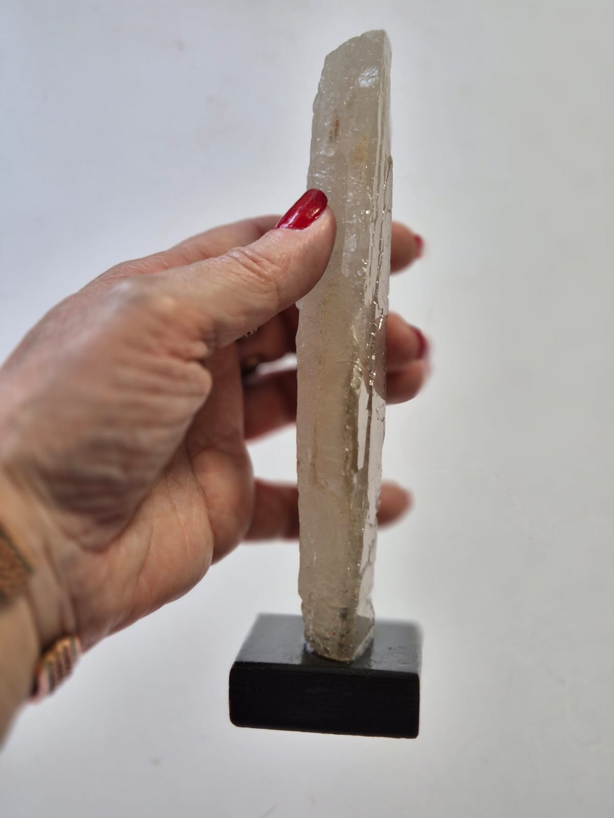 Ponta de Calcita Ótica Transparente Natural 17 cm com Base de Madeira – Cristal de Energia, Decoração Zen, Mineral Colecionável -Doca Express