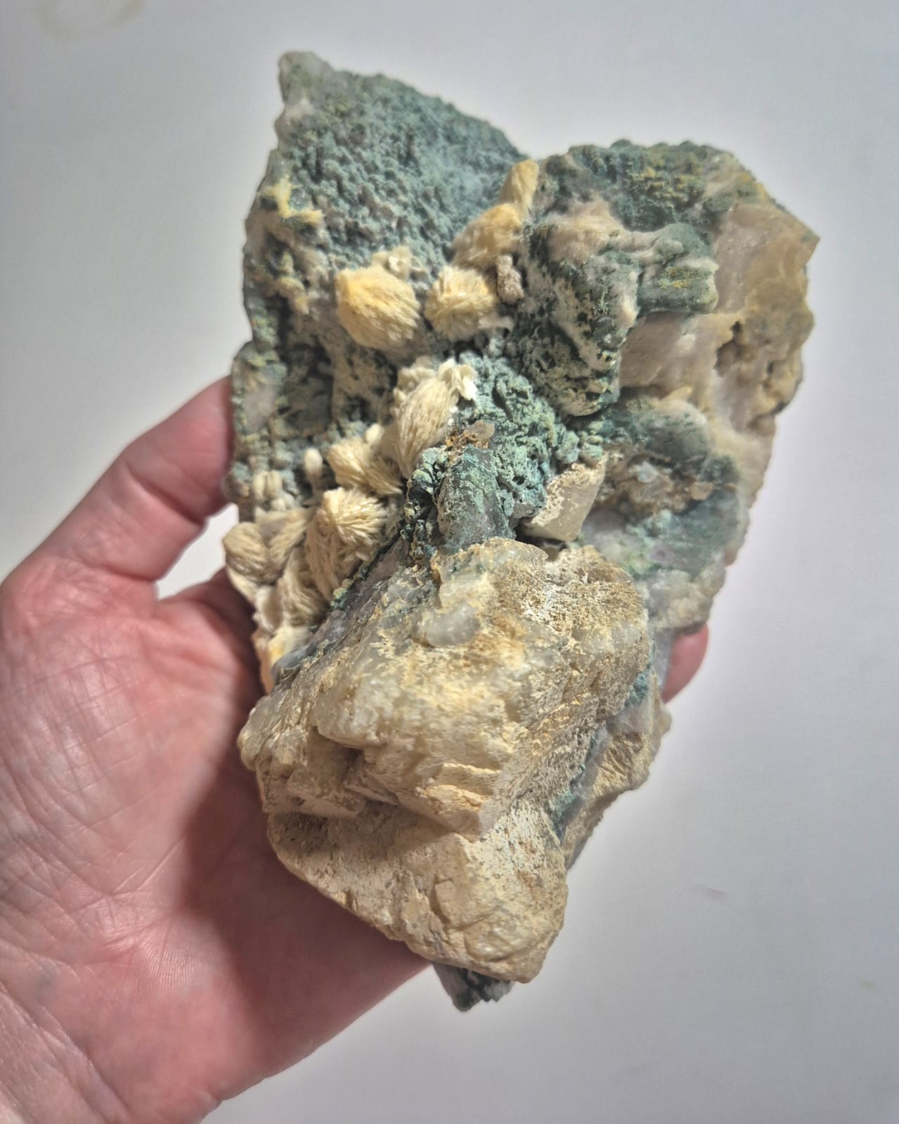 Rosetas de Barita Natural em Matriz Verde – Peça Mineral de 816 g | Barita Rósea com Crisocola/Malaquita | Decoração para Sala, Escritório e Espaços Zen | Energia de Aterramento e Clareza – Doca Express