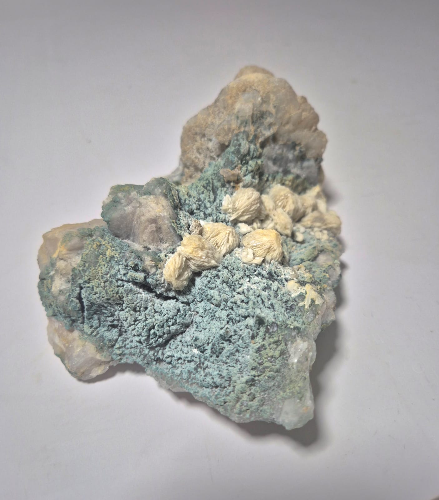 Rosetas de Barita Natural em Matriz Verde – Peça Mineral de 816 g | Barita Rósea com Crisocola/Malaquita | Decoração para Sala, Escritório e Espaços Zen | Energia de Aterramento e Clareza – Doca Express