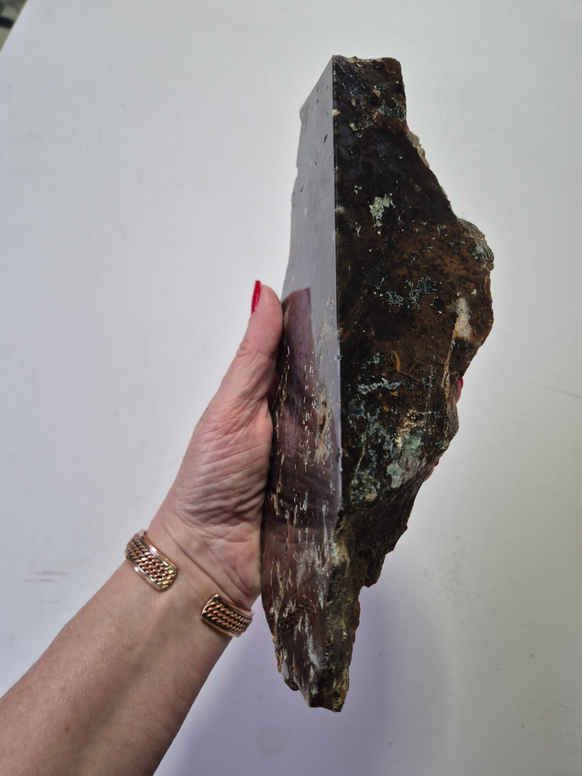 Ágata Musgo Natural – Fatia Bruta Polida Grande | Peça de 1,4 kg | Decoração Mineral, Mesa, Escritório e Espaços Zen | Pedra Autêntica para Energização e Harmonização -Doca Express