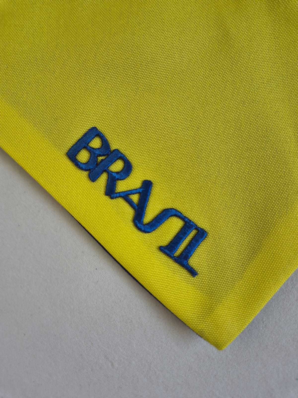Bandana Pet Brasil Amarela com Detalhe Azul Bordada Modelo Azul Esportivo – Tamanhos P, M e G | Doca Express